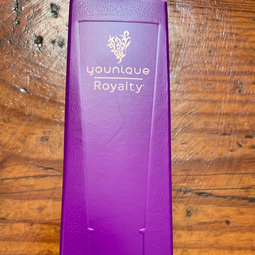 Younique Renewing Day Cream ( New in Box )